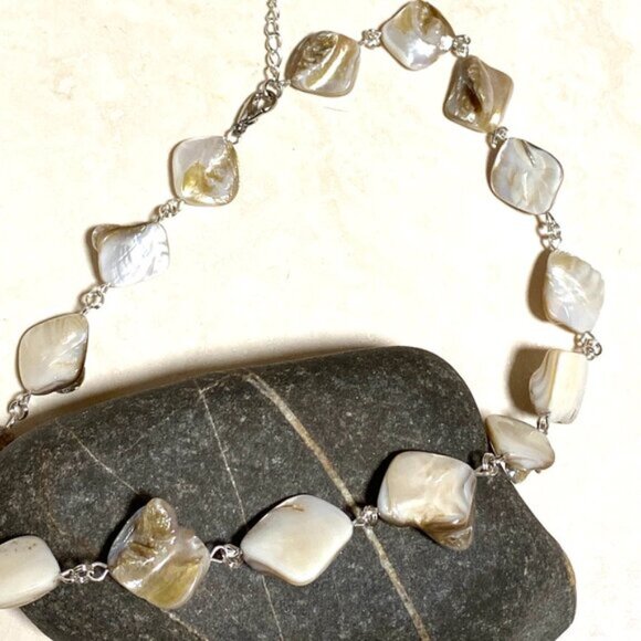 Irregular Mother of Pearl Shell Beaded Adjustable Necklace - Picture 3 of 11